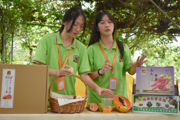 广州新华学子直播带货，为公益助农贡献青春力量